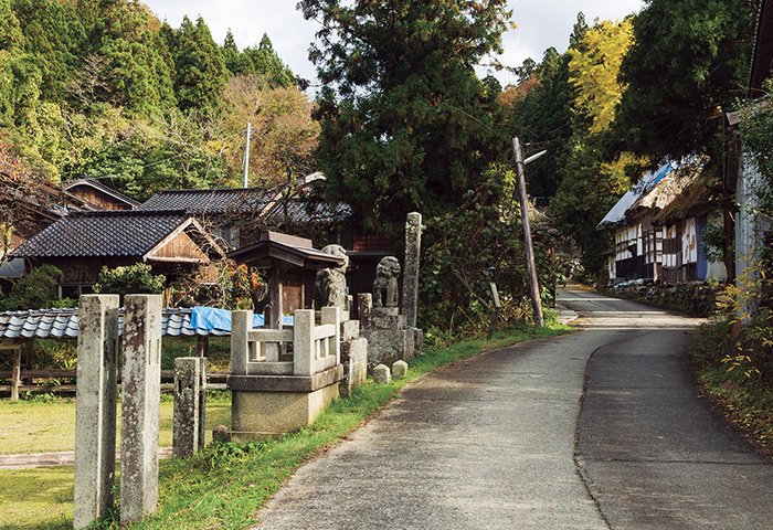 中世から江戸時代にかけて砂金採取の中心地として栄えた笹川集落。右手奥に見えるのは改修中の金子勘三郎家