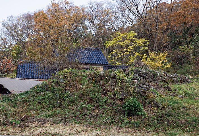 笹川集落の中心部に残る石積みの水路跡。こうした水路や堤の跡は今も多数残っている