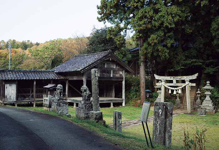 1593年（文禄2）に建てられた大山祇神社と19世紀後半の建造とされる能舞台