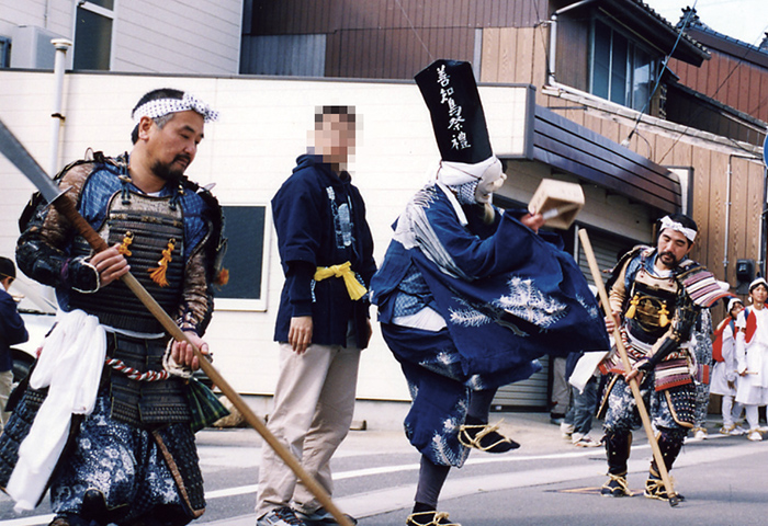 鬼が舞う代わりに烏帽子をかぶった翁（おきな）が豆まき風に踊る「相川系」