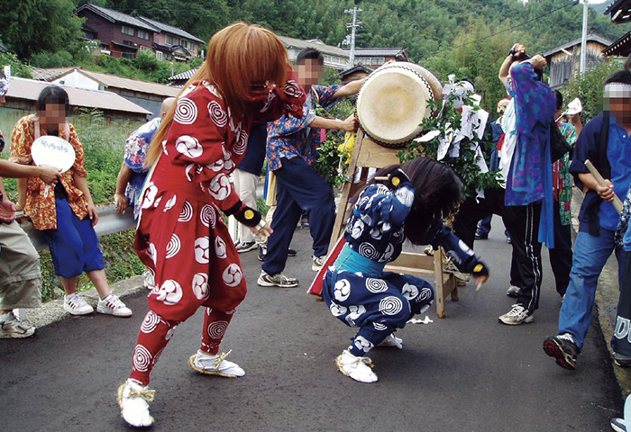 ２匹の鬼が対になり、太鼓と笛に合わせて踊る「前浜系」