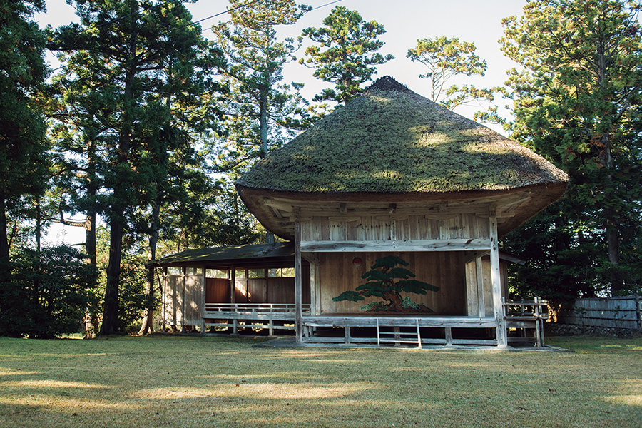 島内に35ある能舞台の一つ「大膳神社能舞台」。1846年（弘化3）に再建されたもの