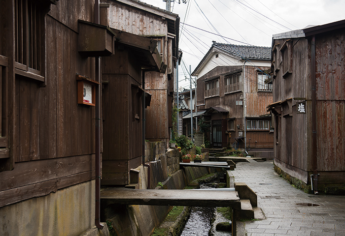 [5]集落のなかを流れる称光寺川。左岸と右岸で地面の高さが違うのは宅地造成の年代の差。左岸が古く、右岸はやや新しい