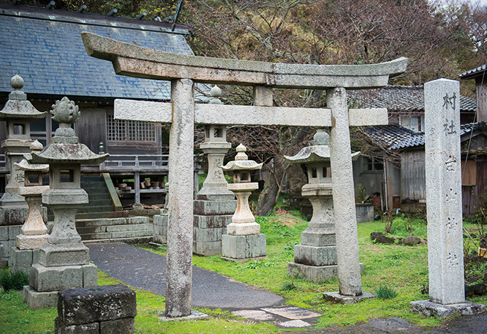 [8]北前船で運ばれた瀬戸内海の御影石でつくられた白山神社の石鳥居