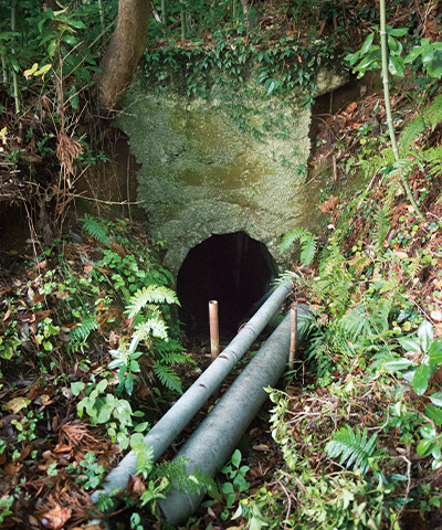 [A]手掘りで探りあてた「宿根木の横井戸」。新田開発に乗り出した宿根木の人たちの重要な水源