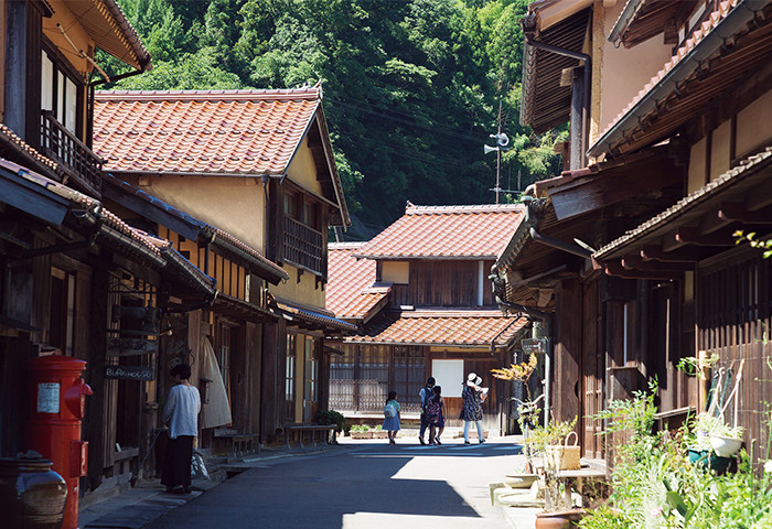 大森町の中心部はこのように素朴な木造家屋が多い