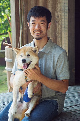 石見銀山生活文化研究所の三浦類さんと三浦さんの愛犬・うさころ君