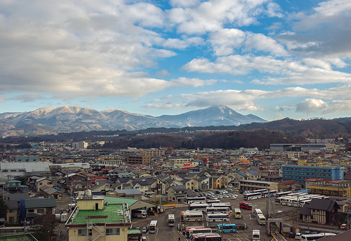 山に囲まれた会津若松の市街地