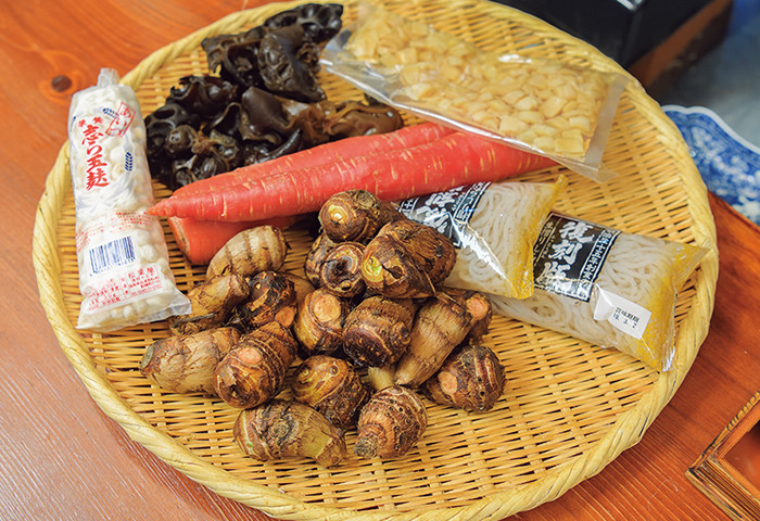 具材は、貝柱、里芋、にんじん、キクラゲ、糸こんにゃく、白玉麩。これに季節の青味（水菜）をいただく直前に加える