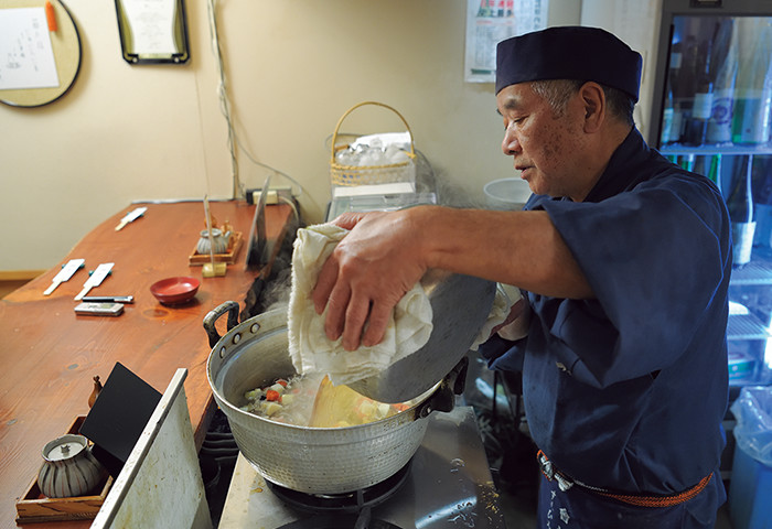 ざるにあけて水洗いした具材を鍋に戻し、そこに貝柱のスープを入れて少し煮込む