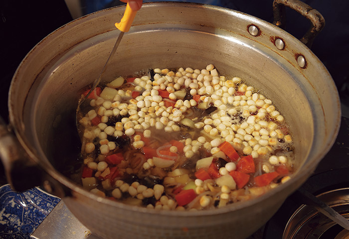 仕上げに麩を入れる。麩は、お祝い事には上が赤い「魚の子麩」を、法事には「白玉麩」を使い分けていた。魚の子麩はかつてイクラを使っていたことの名残と考えられる