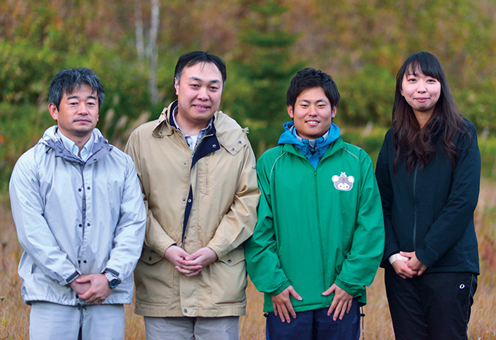 上流域を案内してくださった皆さん。右から今金町地域おこし協力隊の木元希さん、杉村明吉さん、小田島裕一さん、今金町教育委員会学芸員の宮本雅通さん