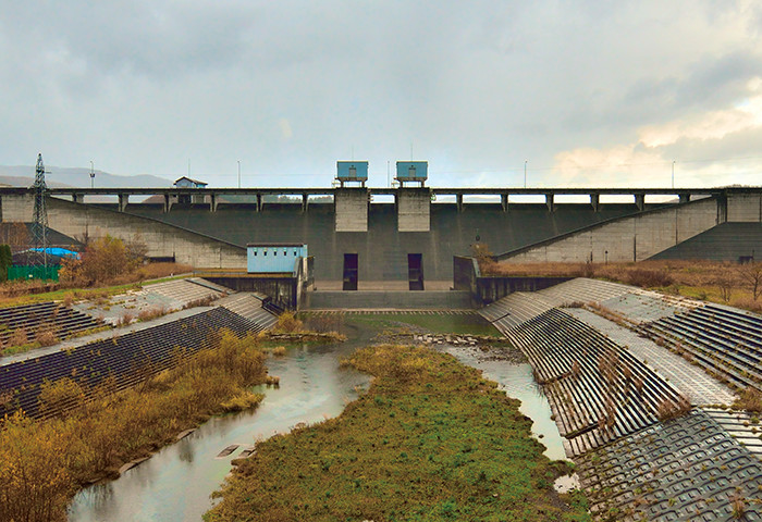 重力式コンクリートとロックフィルの複合型の美利河ダム。1991年竣工