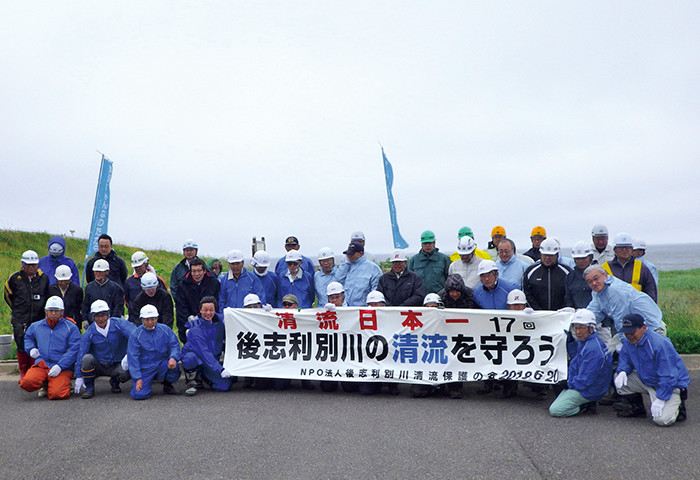 2018年6月20日に行なわれた河口清掃の集合写真 提供：今金河川事務所