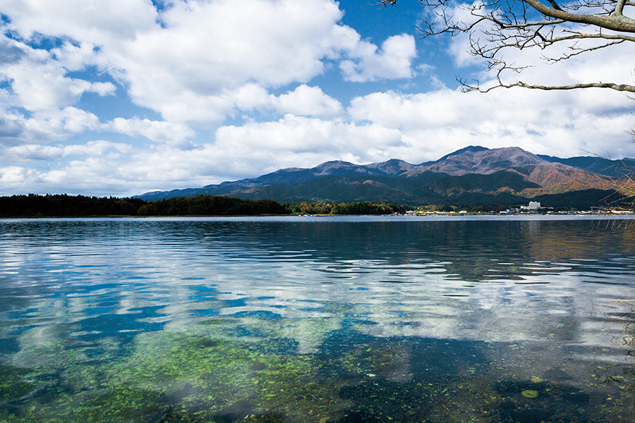 加茂湖から大佐渡山地を望む。加茂湖はもともと淡水湖だったが、湖水の氾濫を防ぐため明治期に開削し、両津湾とつながり汽水湖となった