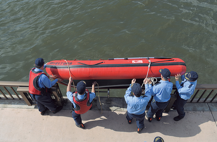 東新小岩七丁目町会による水防訓練。町会保有のゴムボートを中川に下ろして操船を練習。地縁による互助が都内でも生まれている