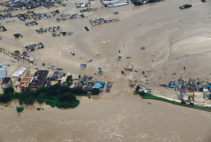 平成27年9月関東・東北豪雨によって破堤した鬼怒川左岸（提供：国土交通省関東地方整備局下館河川事務所）