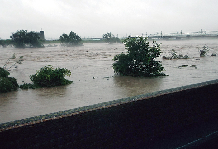 西日本豪雨の翌朝。揖保川の水が畳を濡らす寸前まで押し寄せた。1週間ほど前に行なった自主水防訓練が実際に活かされた（提供：正條自治会／2018年7月8日撮影）