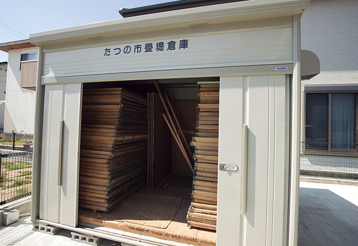 西日本豪雨のあと、自治会の働きかけで正條地区内に設置された「畳堤倉庫」。畳およそ70枚を収納。入りきらない分はたつの市の防災倉庫で保管