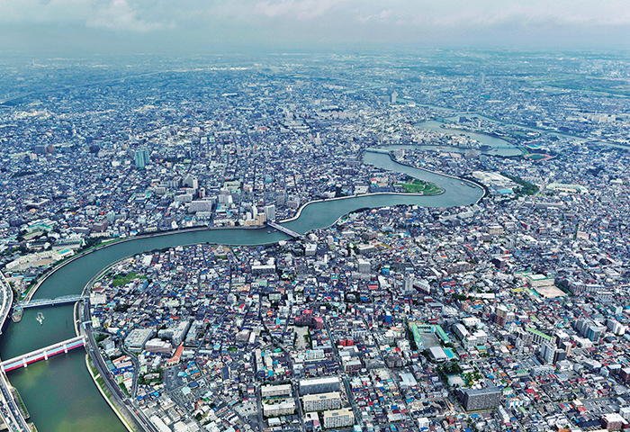 上空から見た葛飾区。右から左へ蛇行しながら流れているのが中川（提供：葛飾区）