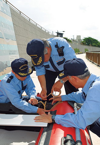 空気がわずかに抜けていたので応急処置を施す。こうしたチェックのためにも訓練は大切