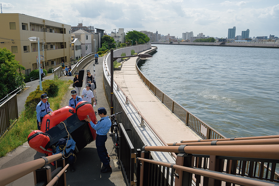 町会所有のゴムボートを中川に運ぶ東新小岩七丁目町会の市民消火隊の皆さん。ゴムボートは浸水時に使うことを想定し、年に何度も操縦訓練を行なっている