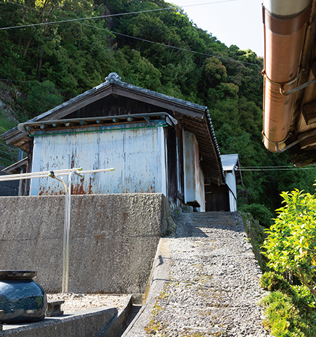 高瀬地区・南さん宅の水上げ小屋とスロープのように延びる母屋からの避難経路