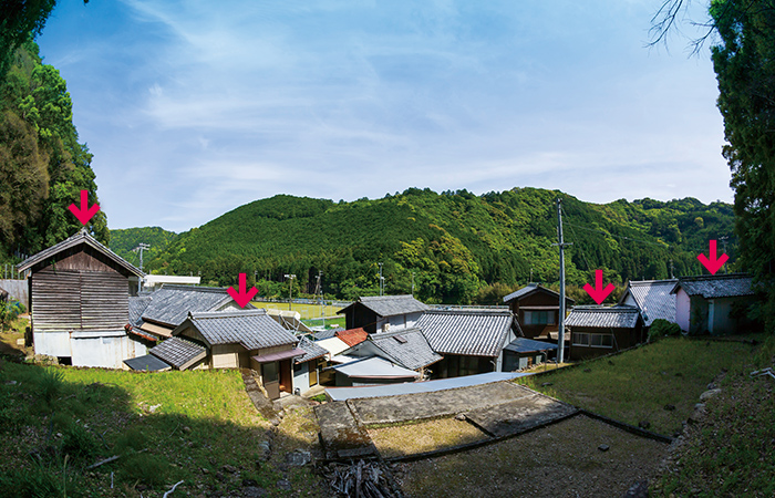 4棟が隣接する一雨地区の水上げ小屋。母屋より少し高いところにある