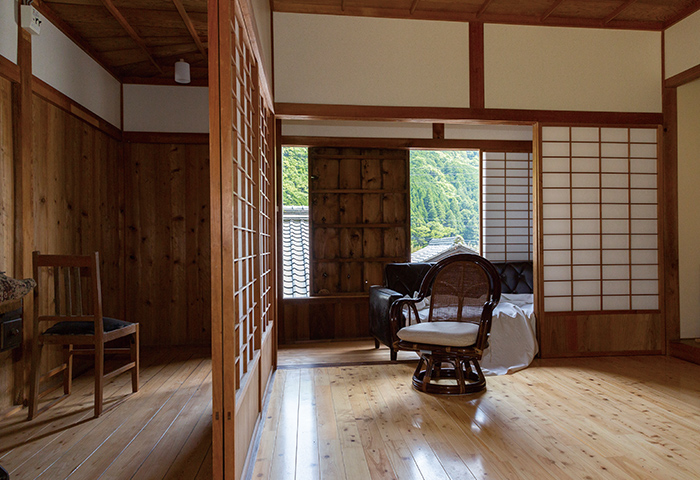 藤田和代さん宅の水上げ小屋。窓からの眺めもよく、客間としても十分使える