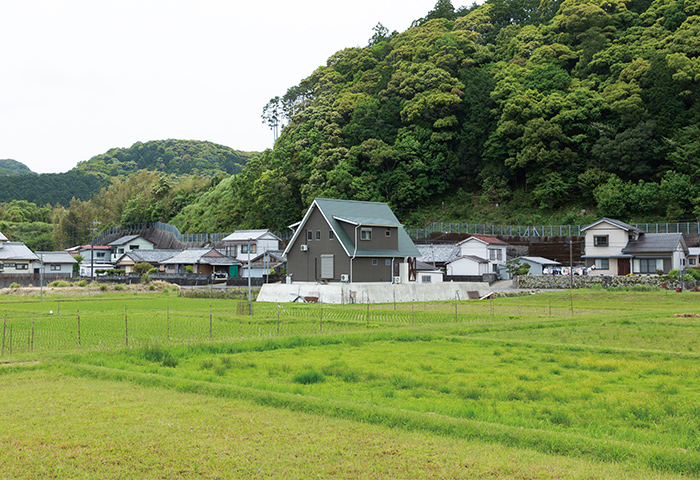 水害を減らすための工夫が見られる那智勝浦町の集落。山際には古くからある家が建つ
