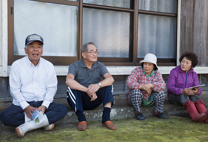 高瀬地区の南さん宅で、毎年のように起こる洪水と水上げ小屋にまつわる話を聞かせてくれた住民の方々。左から山口裕久さん、芝 忠夫さん、芝 和恵さん、山口かよさん