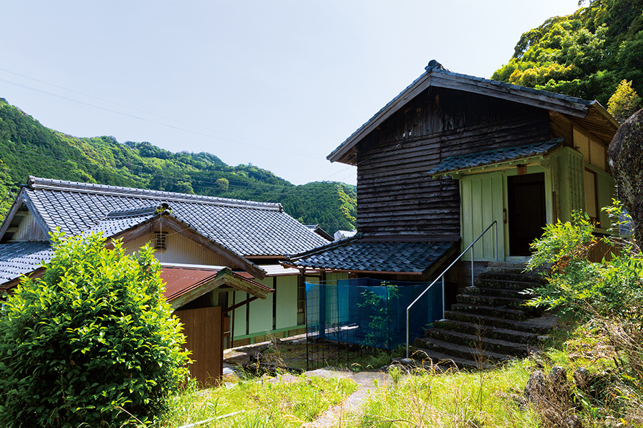 古座川流域に残る「水上げ小屋」。左の家屋が母屋で、水上げ小屋は敷地内の一段高いところに設けられている