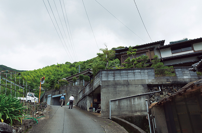 山あいにあるので傾斜はかなりきつい