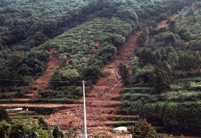 1982年の長崎大水害後の山川河内地区。1週間後、救助に訪れた人たちは災害の規模が大きいのに怪我人さえ出なかったことに驚きの声を上げたという（住民の上野一則さんや田川徳美さんからの提供写真。高橋和雄さんが保管）