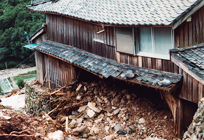 1982年の長崎大水害後の山川河内地区。1週間後、救助に訪れた人たちは災害の規模が大きいのに怪我人さえ出なかったことに驚きの声を上げたという（住民の上野一則さんや田川徳美さんからの提供写真。高橋和雄さんが保管）