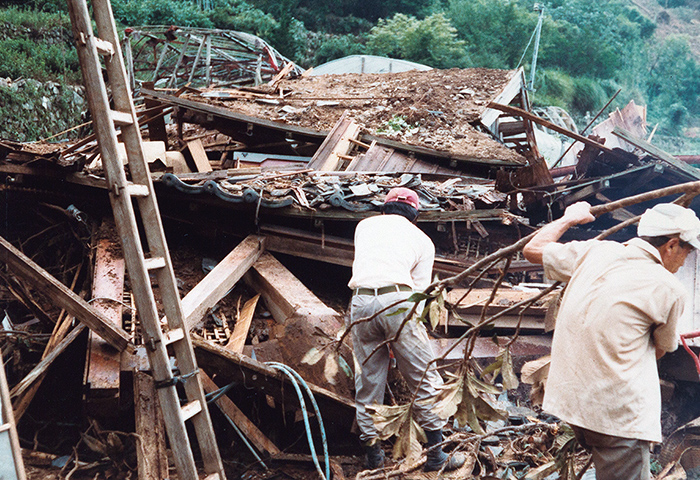 1982年の長崎大水害後の山川河内地区。1週間後、救助に訪れた人たちは災害の規模が大きいのに怪我人さえ出なかったことに驚きの声を上げたという（住民の上野一則さんや田川徳美さんからの提供写真。高橋和雄さんが保管）