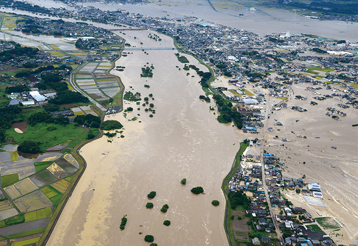 平成27年9月関東・東北豪雨で決壊した鬼怒川左岸21.0km付近からの氾濫の様子。
溢水7カ所、漏水などの被害が発生した（提供：国土交通省関東地方整備局下館河川事務所）