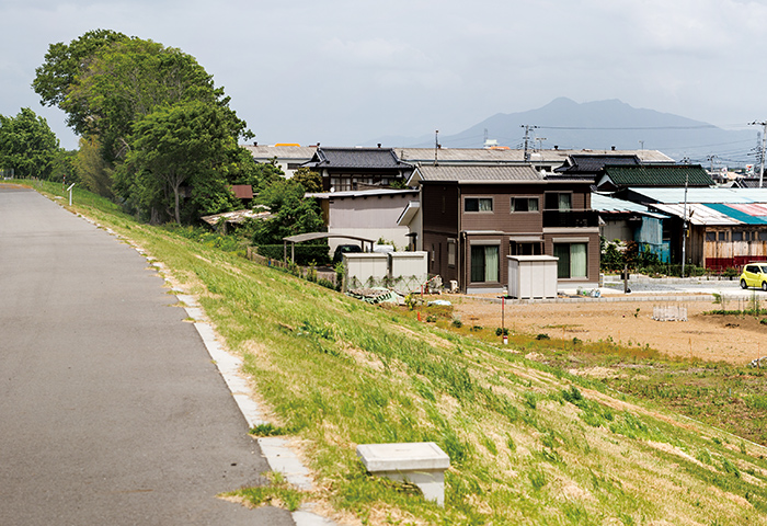 かつて決壊した堤内地と左岸堤防。現在はきれいに修復されている