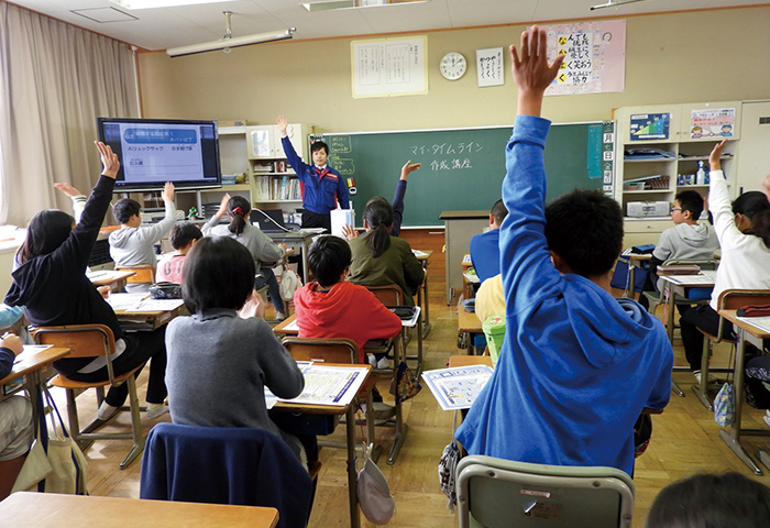 「みんなでタイムラインプロジェクト」。下妻市東部中学校の様子（提供：国土交通省関東地方整備局下館河川事務所）