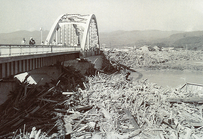  1958年9月21日ごろ、グアム島に発生した台風22号が9月26日に伊豆半島南端を通過。死者・行方不明者853人、家屋の全半壊・流出・浸水による被害6775戸という被害をもたらした（提供：国土交通省 中部地方整備局 沼津河川国道事務所）