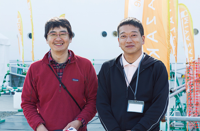 日南市産業経済部クルーズ振興室の小倉貴志さん（左）と上村哲規さん（右）