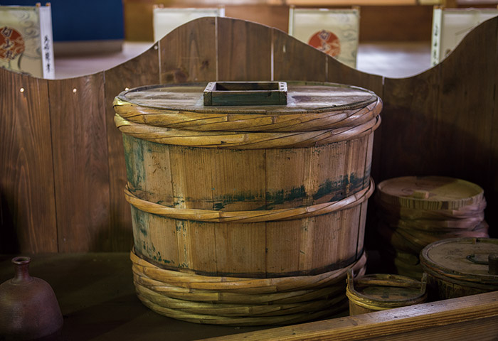 かつて北前船で用いられた「水樽（みずだる）」。航海中の水は貴重なため、船乗りは個々に小型の水樽も携えていたという（佐渡国小木民俗博物館蔵）