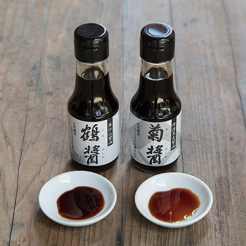 ヤマロク醤油が木桶で製造する「菊醤」（右）と「鶴醤」（左）