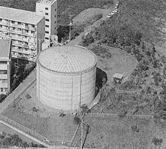 1967年に竣工したかつての宮崎配水塔。団地以外に建物はほとんどない（提供：川崎市上下水道局）