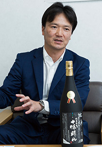 地域経済振興部副部長の太田智也さんと、地域経済の活性化を図る「とかち酒文化再現プロジェクト」で生まれた地酒「十勝晴れ」