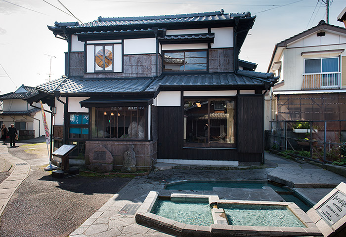 手前が「浜の川湧水」、奥が3年前に復活した「銀水」。浜の川の名は「浜に湧き、すぐ川になって海に注ぐ」さまから付けられた