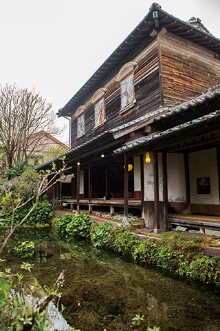 かんざらしを提供する「しまばら水屋敷」。1階が和風、後から建て増しした2階が洋風。庭の池はすべて湧水で、かんざらしにも用いている。広間から眺める庭園の景色がすばらしい