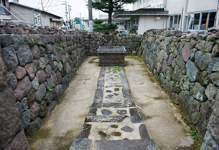 藩主・松平忠房が武家屋敷一帯の生活用水として設置した御用御清水。三の丸の用水として建設されたもの