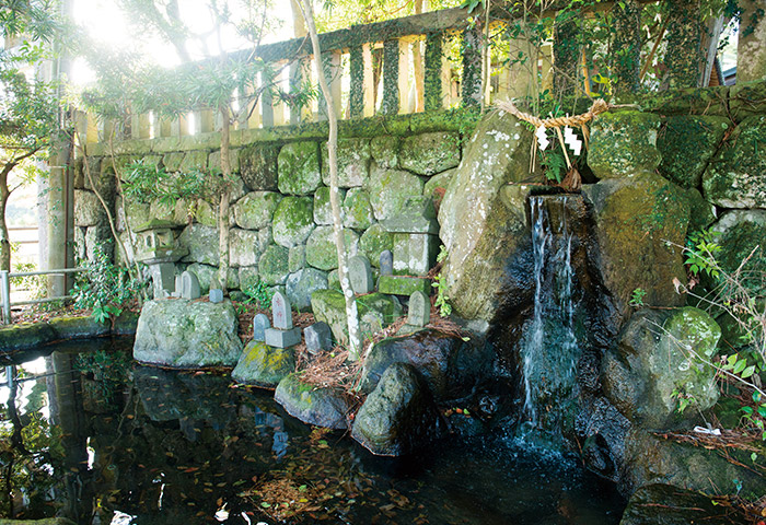 猛島神社に祀られた水神。猛島神社は島原城が築かれる前からこの地にあり、地元の人々に崇敬されていた