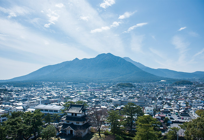 雲仙岳の一つである眉山とそのふもとに広がる島原市の風景